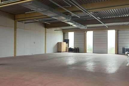 Lagerhalle mit überdachter Ladezone und großem Außenbereich. - Gewerbeobjekt Lübbecke | Angebot:27254315