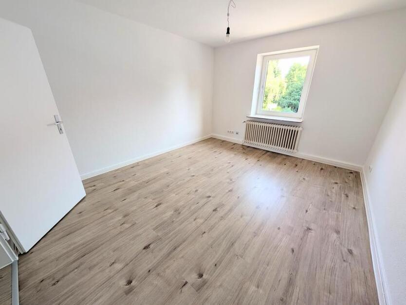 **Renovierte Wohnung mit modernem Tageslichtbad und eigenem Garten gewünscht? Dann zugreifen!** zimmer