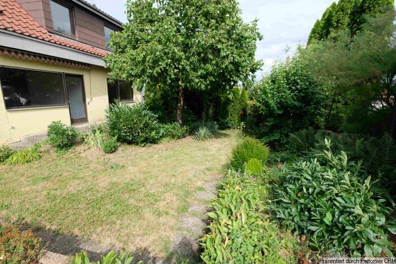 Zweifamilienhaus mit Ausbaupotenzial, Gartenidylle und Baumbestand