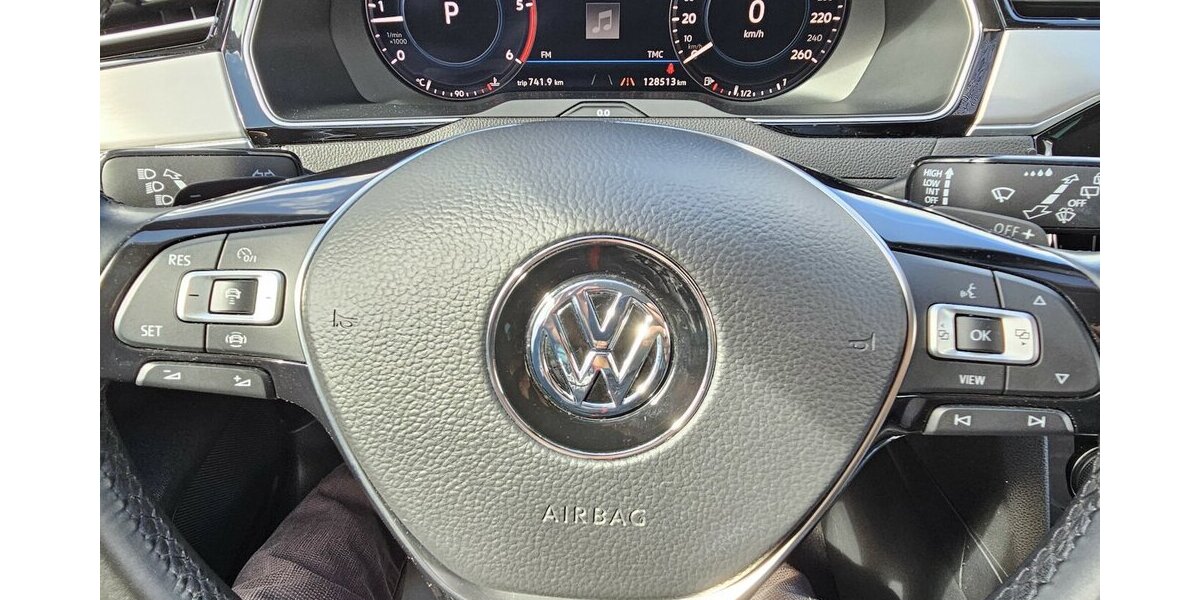 VW Passat Variant 2.0 TDI R-Line 4M Highline 360° 128.350 km 20.990 &euro; Löhne 32584