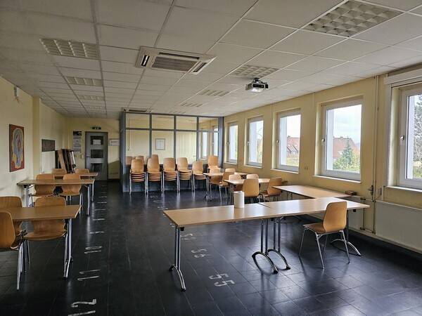 Gewerbeimmoblie mit Hallen- und Büroflächen zimmer