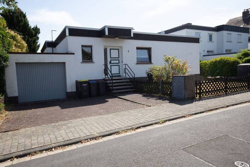 Äußerst gepflegter Bungalow in sehr guter Lage. Aufstockung möglich.