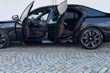 BMW i7 14.637 km 114.900 € München 81245