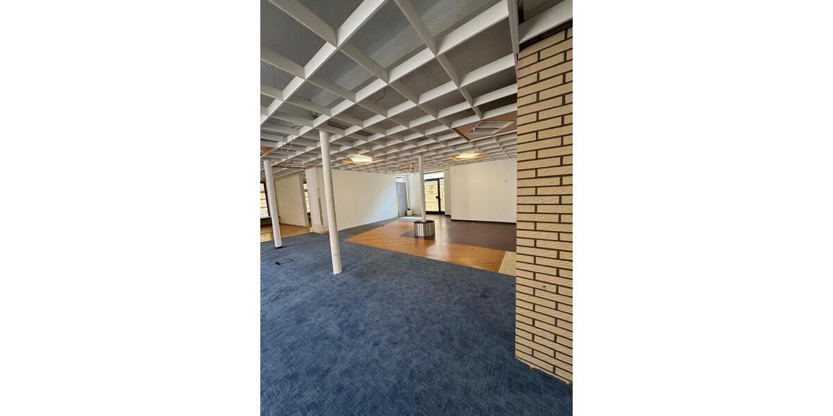 Tolle Gewerbefläche für FitnesstudioHandelLager mit Garagen zimmer