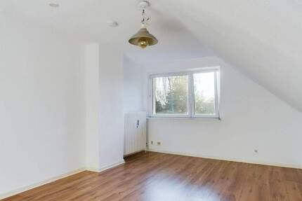 St. Gertrud - Karlshof: Gemütliche DG Wohnung in kleinem Mehrfamilienhaus - optional mit Stellplatz 3 zimmer