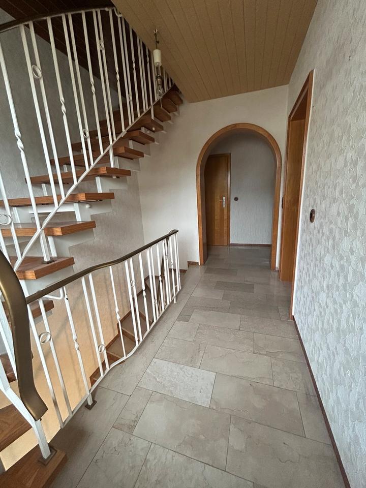 Großzügige Doppelhaushälfte mit Garten, Garage & Ausbaupotenzial
