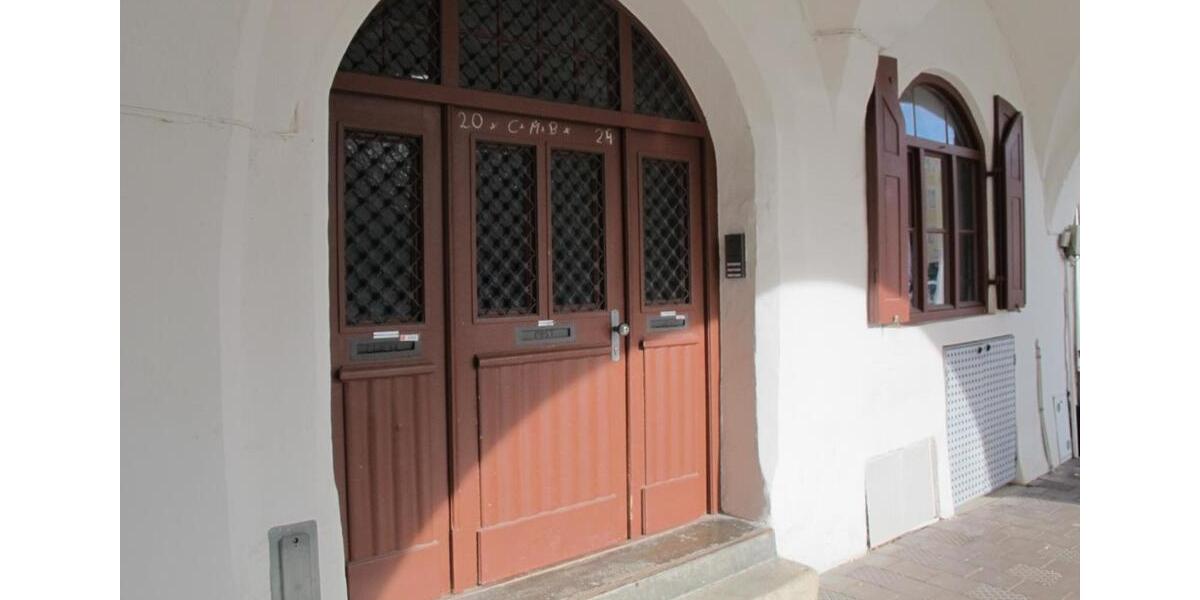 *Wunderschöner Altbau* Renovierte, großzügige Maisonettewohnung mit Dachterrasse in zentraler Lage 4 zimmer