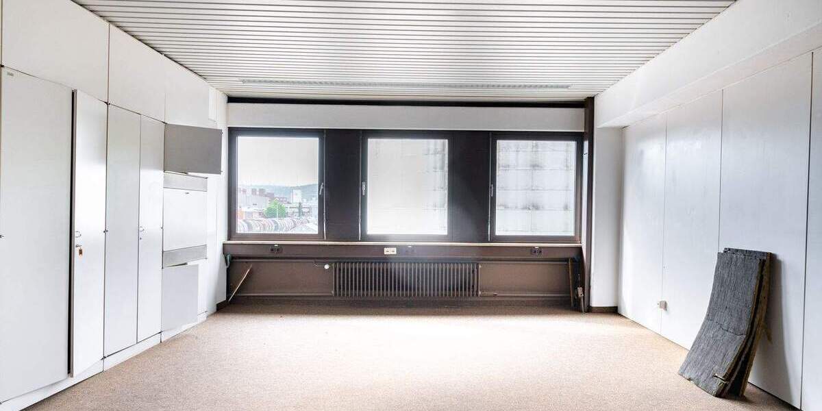 Lagerhalle mit LKW-Werkstatt und Bürogebäude zimmer