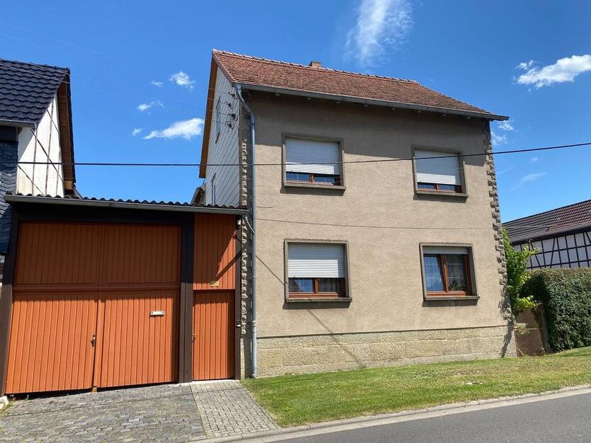 Einfamilienhaus mit Nebengebäuden