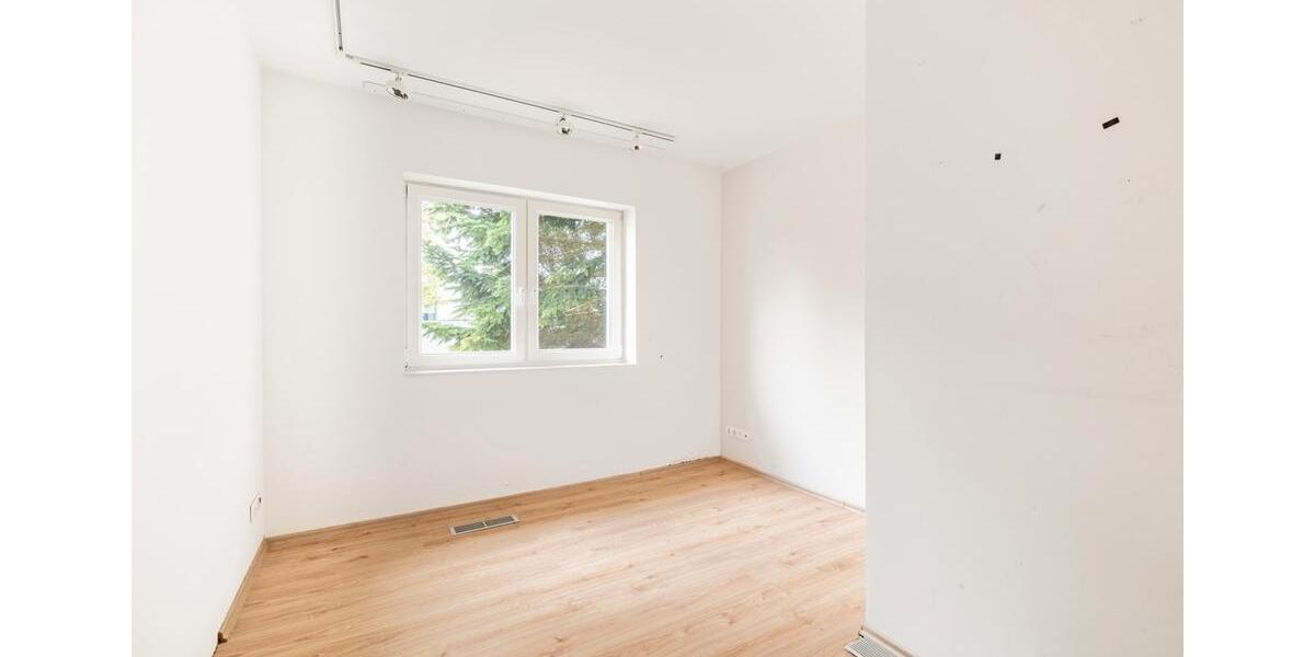 Leben und Arbeiten in Großziethen – Zweifamilienhaus mit großem Garten und Gewerbeeinheit 6 zimmer