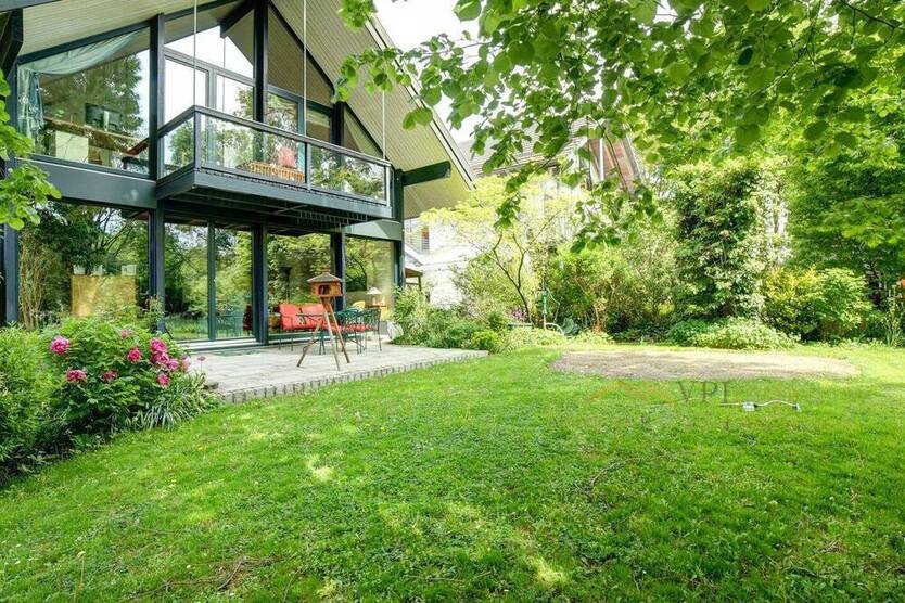 Wohntraum aus Glas und Holz mit bezauberndem Garten wartet auf Sie in Gröbenzell nahe München!