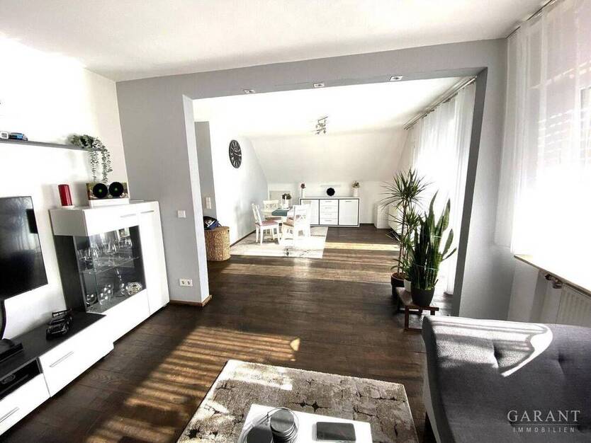 Sehr gut geschnittene 2 12 Zimmer-Wohnung in toller Lage mit Balkon und Garage!