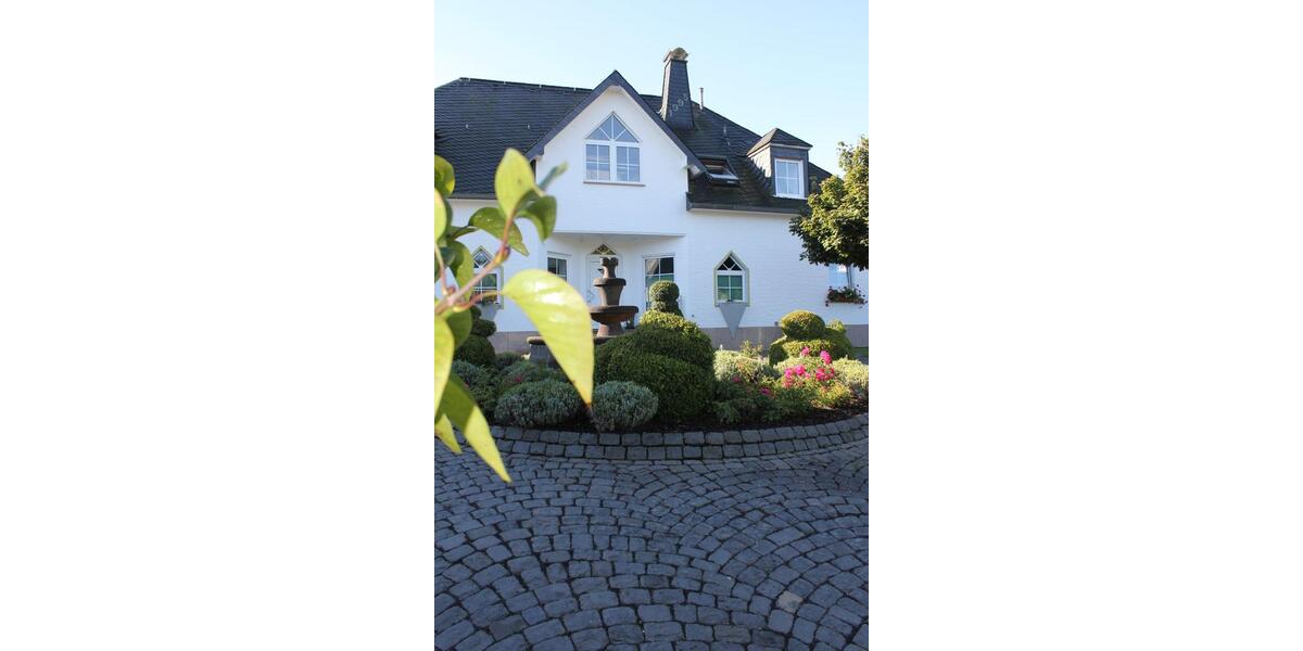 Hauptwohnung in Zweifamilienhaus mit großzügiger Anlage 7 zimmer