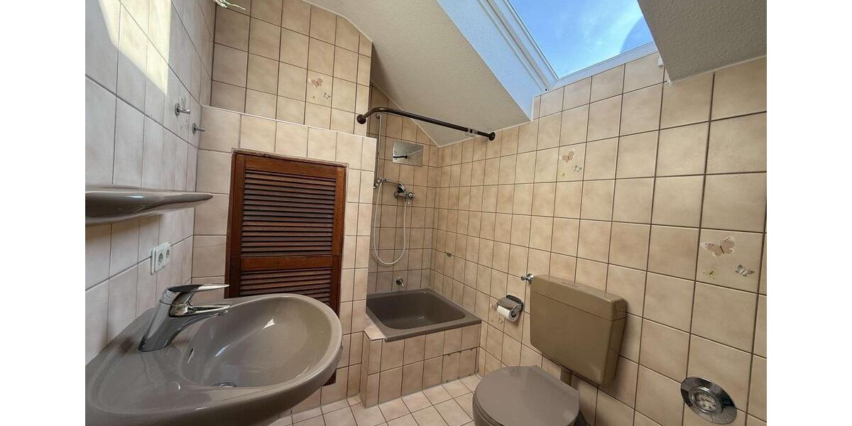 Großz. DHH beste Lage, ca. 130 m² Wfl., 5 Zi., Bj. 1983, Kanal nur 50 m entfernt, Garage + Carport ! 5 zimmer