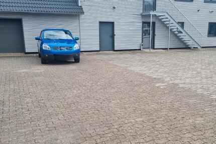 Gewerbehalle mit Büro zimmer