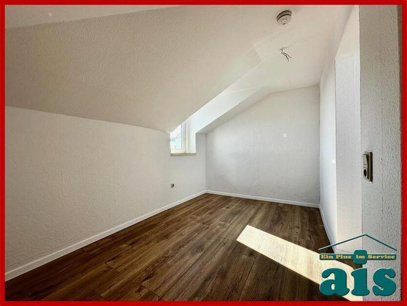 ais-GmbH bietet an: Renovierte 4 Zimmer Wohnung in der Südstadt.