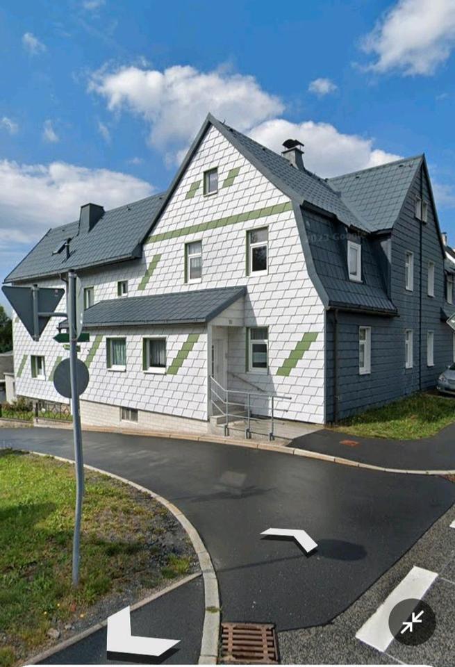 Doppelhaushälfte mit drei Garagen und großem Garten