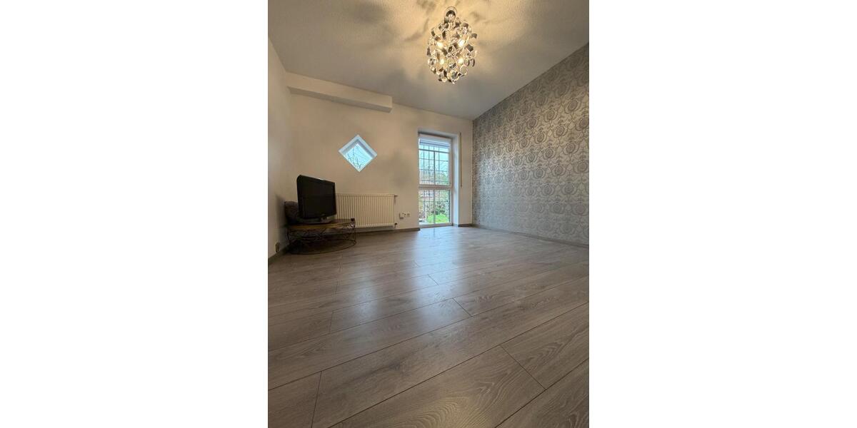 Großzügiger Haushälfte mit exklusivem Pool, großem Garten & Kamin 5 zimmer