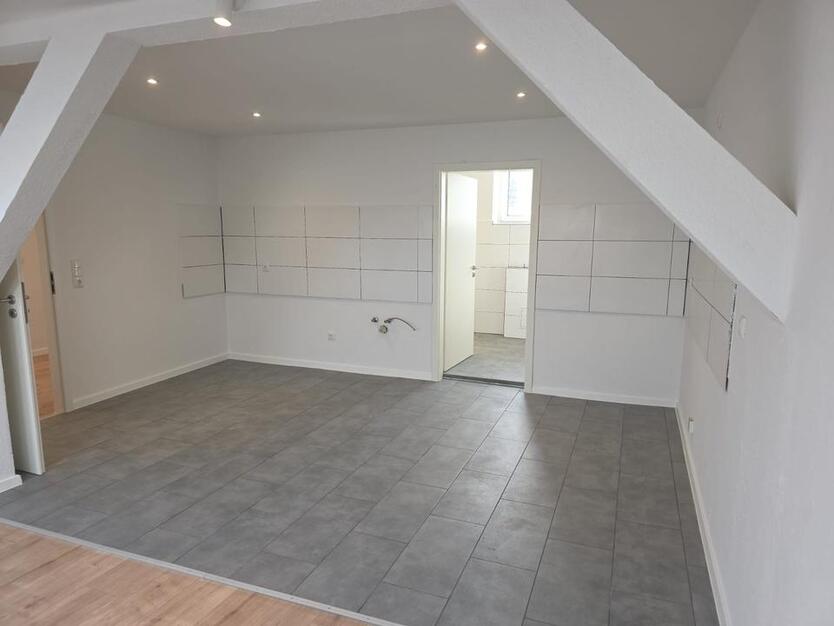 3 Zimmer Wohnung im DG und riesige Wohnküche zimmer