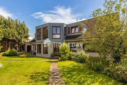 Großzügige 6-Zimmer-Wohnung mit Dachterrasse, EBK und zwei Stellplätzen in idyllischer Lage