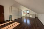 Wohnen und Arbeiten - Große Wohnung mit separatem Büro oder Gästeapartment in Nittendorf! 5 zimmer