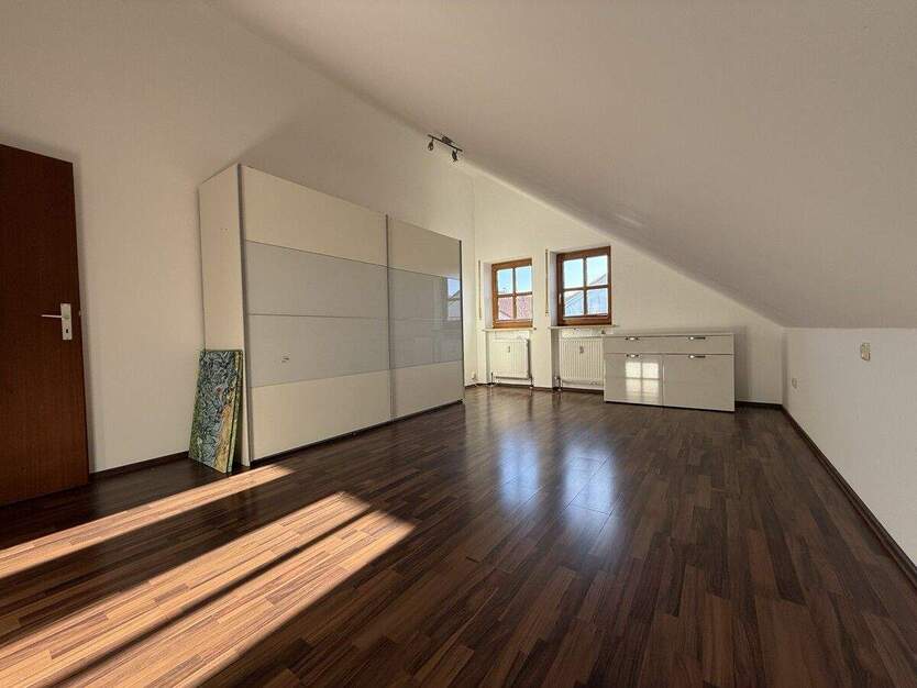 Wohnen und Arbeiten - Große Wohnung mit separatem Büro oder Gästeapartment in Nittendorf! 5 zimmer