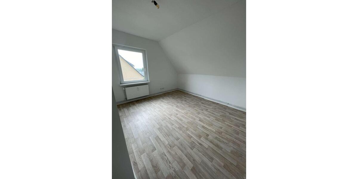 moderne 3,5 Zimmer im DG mit EBK 3 zimmer