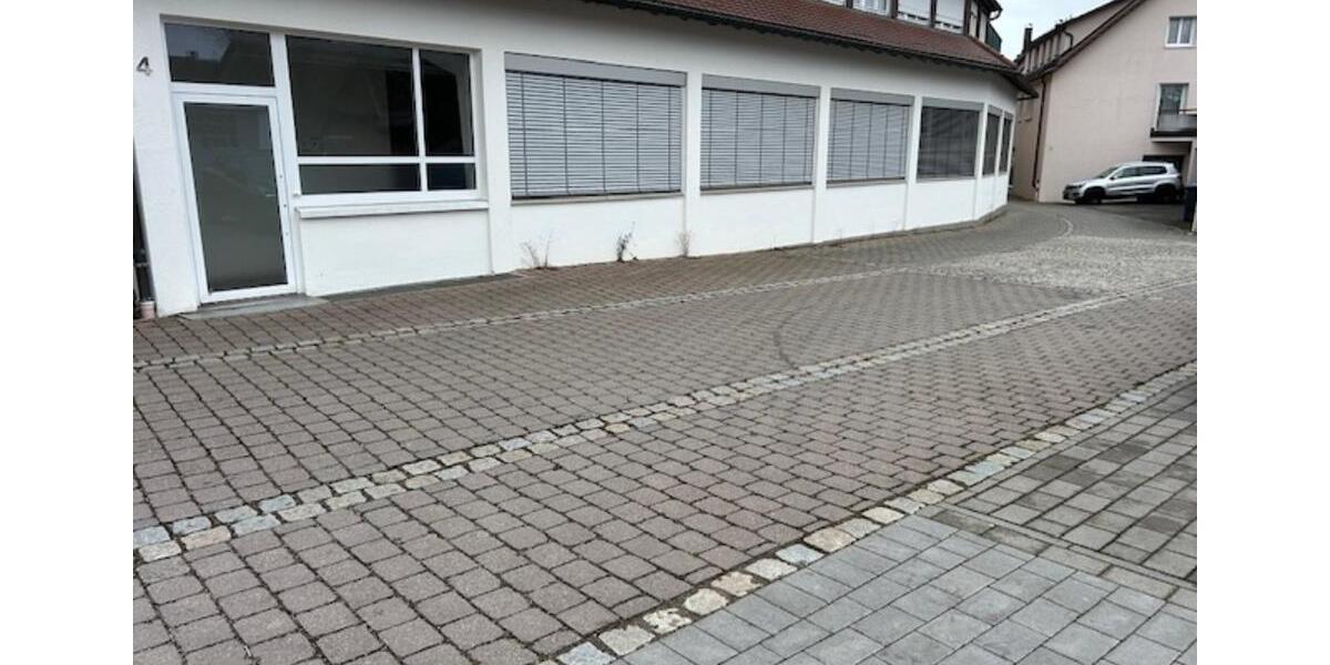 Helle ebenerdige Halle mit Büro zentral in Welzheim zimmer