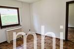 Much Hündekausen: Kleiner Bungalow mit 2 Garagen für die kleine Familie. 4 zimmer