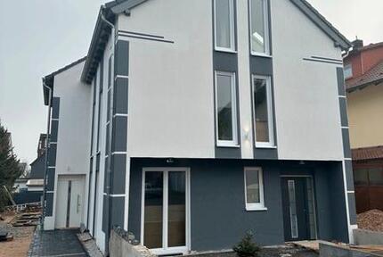 Moderne Neubauhaus mit 3 Etagen 2 Privatparkplätzen