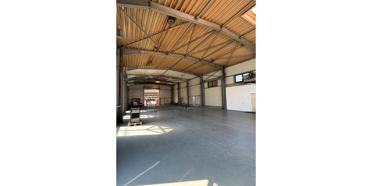 Halle gewerbl, Immobilie zur Vermietung mit Büro und Außenlager zimmer