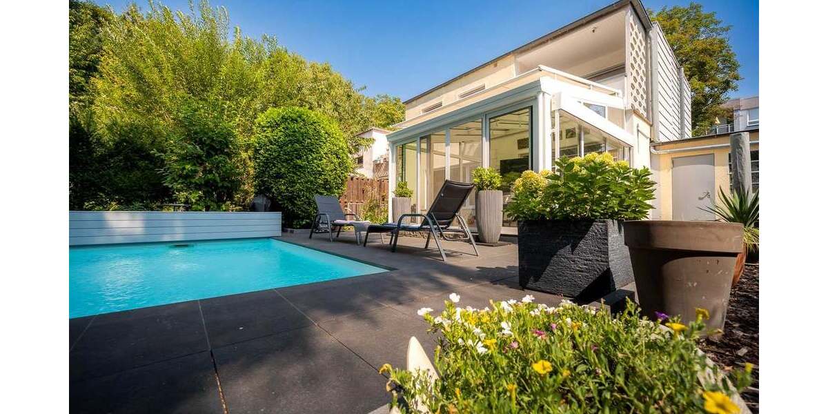 Modernisiertes Haus mit Pool & Garten in Frankfurt 4.5 zimmer