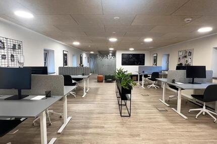 Dein flexibler Schreibtisch im Workhub Coworking zimmer