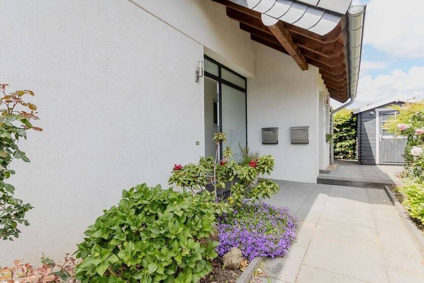 Modernes Wohnkonzept - neuwertiges Haus-im-Haus im Neusser Süden