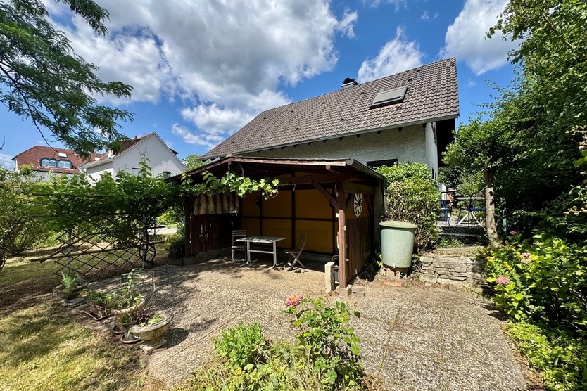 Bad Homburg - Kirdorf: Raumriese! Teilw. vermietetes 2-Familienhaus mit Potenzial!