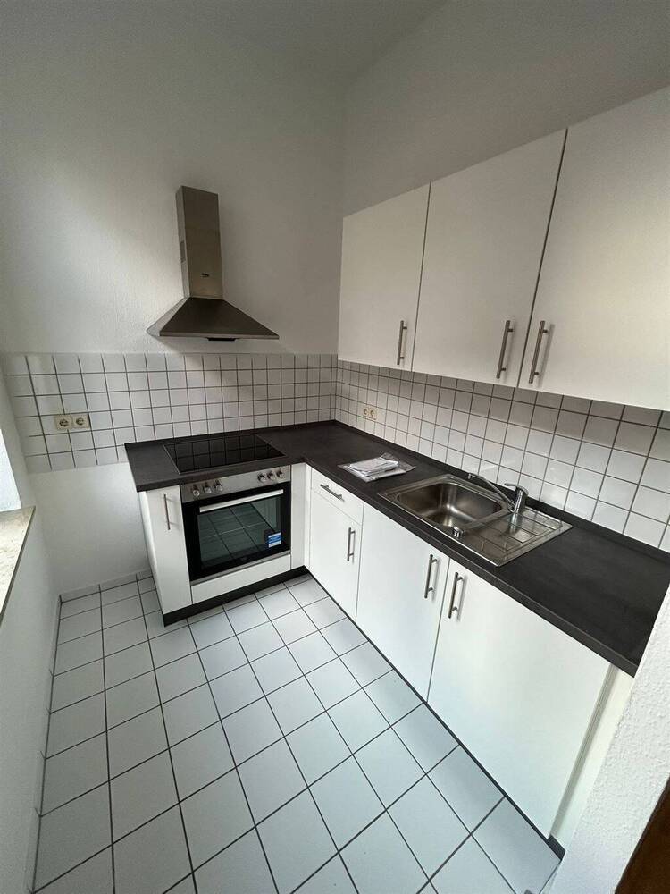 Großzügige 1-Zimmer mit Einbauküche, Dusche und Laminat in zentraler Lage!