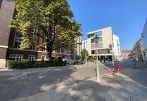 Großzügige 2 Zimmer-Wohnung mit großer Terrasse zum Innenhof und Einbauküche zwischen Rhein und KÖ