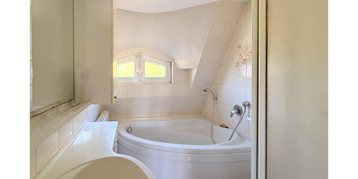 Einfamilienhaus mit Poolhaus, Wintergarten, Nebengebäuden und viel Grundstück! - Einfamilienhaus Gera Lusan | Angebot:26711055