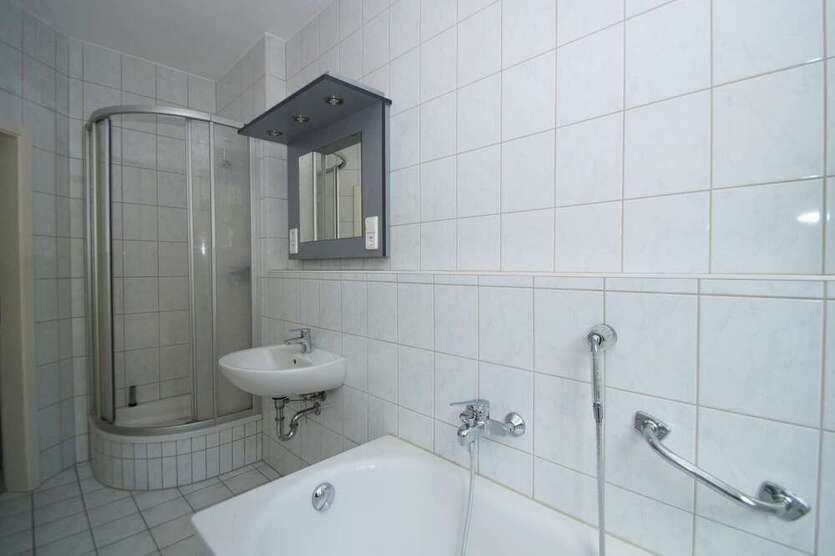 Neuer Fußboden möglich: einzigartige 3-Zimmerwohnung mit Dusche + Badewanne!