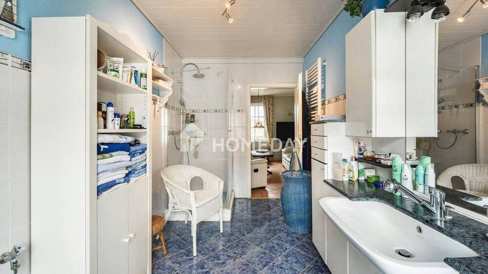 Geräumiges Haus mit 792 m² Nutzfläche, Scheune für 10 Fahrzeuge, Gartenparadies und Ausbaureserve