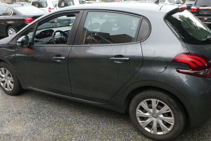 Peugeot 208 87.000 km 5.999 € Paderborn 33100