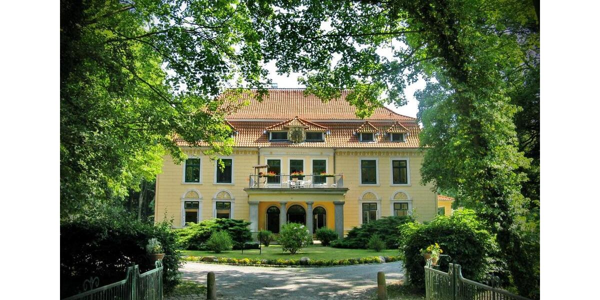 MitbewohnerMitarbeiter f. Gutshaus ges. 2 Zi.- Parkblick 2 zimmer