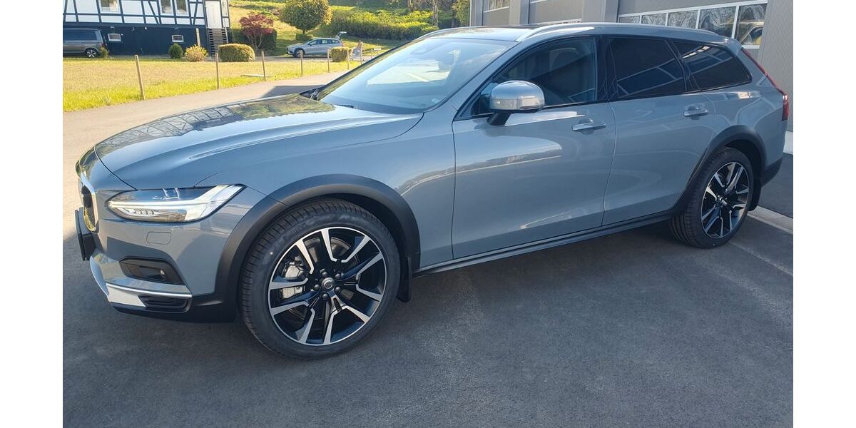 Volvo V90 Cross Country 1.500 km 55.800 &euro; Wilnsdorf-Wilden 57234