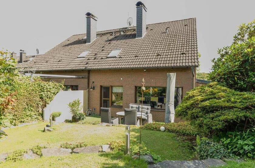 Doppelhaushälfte in ruhiger Sackgassenlage * ca. 180 m² Wohn-Nutzfläche * 5 Zimmer * Kaminofen * Einbauküche * Garte...