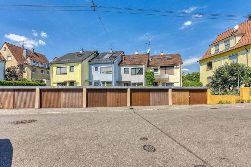 Charmantes, modernisiertes Reihenhaus mit Garten, Balkon & Garage - in Stuttgart-Altenburg