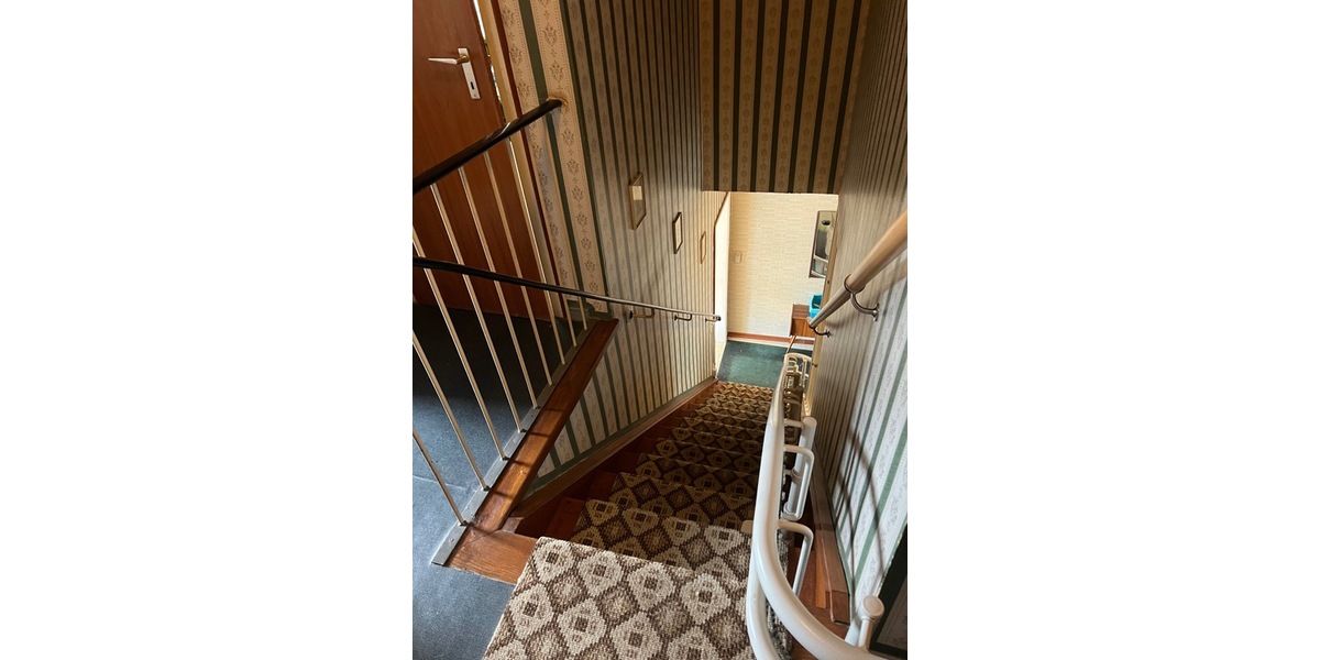 DUS, 4Zi. RMH, 110m² Wfl., 215m² Grd., Terr., Garten, Keller, Grg. 4 zimmer