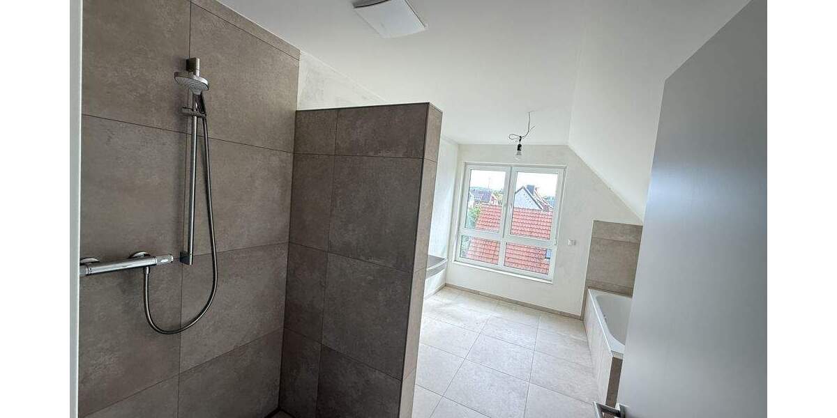 Erstbezug, helle 3 Zimmer-ETW mit Loggia, Fußbodenheizung, 95 qm Wfl. 122 qm Grundfläche, offene Besichtigung Sonntag, 18.1. von 11.30 bis 13 Uhr 3 zimmer