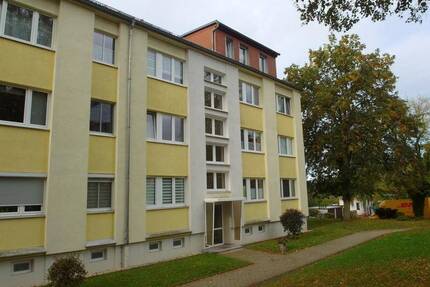Scheubengrobsdorf: Vermietete 2-Zimmer-Wohnung mit Balkon, Badewanne und Laminatboden im 1.OG