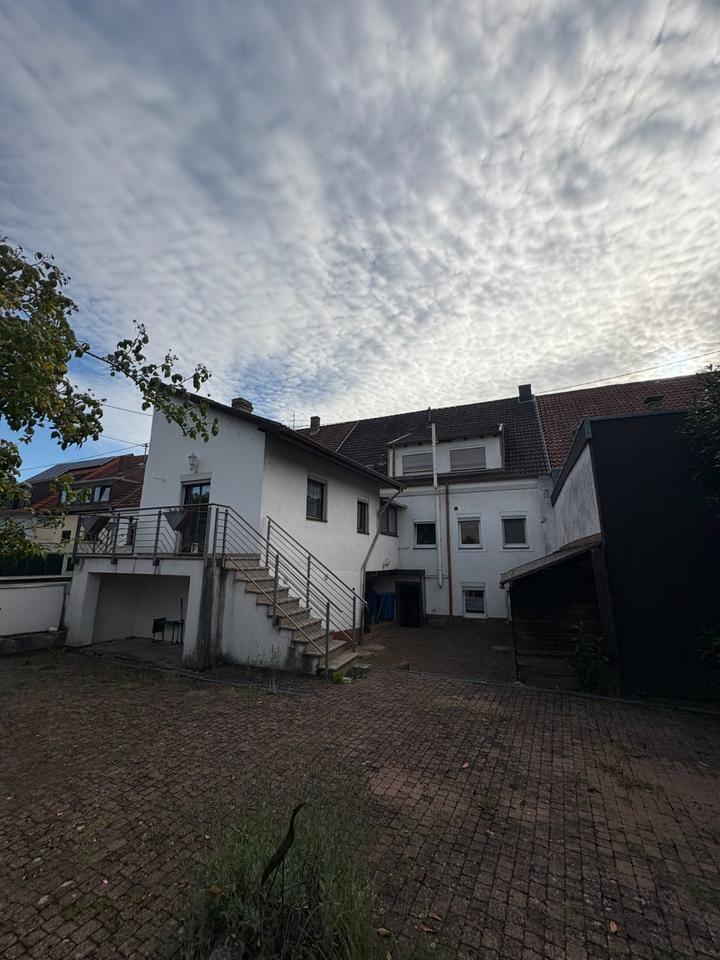 Geräumiges, günstiges Wohnhaus mit Gewerbefläche und Garten