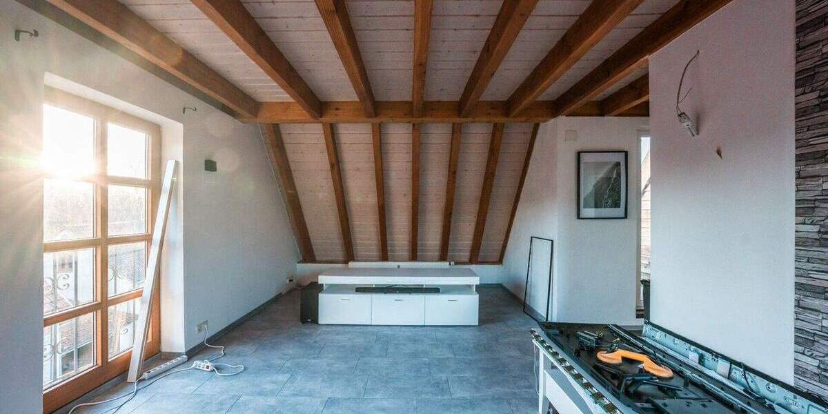 Helle Dachgeschosswohnung mit ausgebauter Bühne, Stellplatz und wunderschönem Ausblick auf die Felder von Leutenbach 4 zimmer